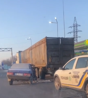 ВАЗ вʼїхав у вантажівку: на вʼїзді у Дніпро сталася ДТП