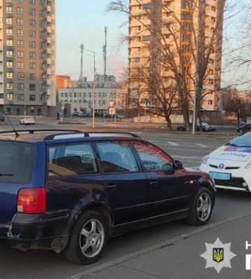 У Києві затримали водія Volkswagen, який пʼяним виїхав на тротуар, травмував перехожу та втік з місця події