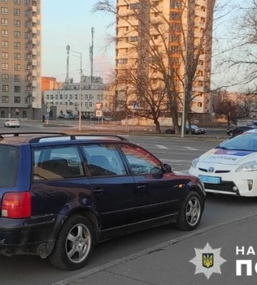 У Києві затримали водія Volkswagen, який пʼяним виїхав на тротуар, травмував перехожу та втік з місця події