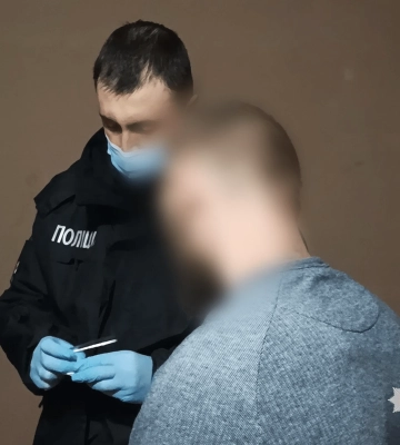 Одеський крадій запідозрив друга у крадіжці та вбив пляшкою на дитячому майданчику