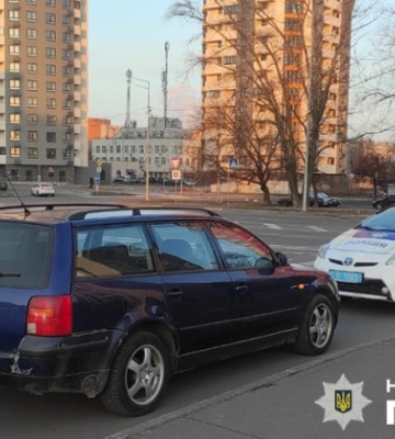 У Києві затримали водія Volkswagen, який пʼяним виїхав на тротуар, травмував перехожу та втік з місця події