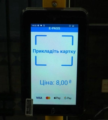 Безготівкова оплата проїзду: у Рівному встановили перші валідатори в автобусах (ВІДЕО)