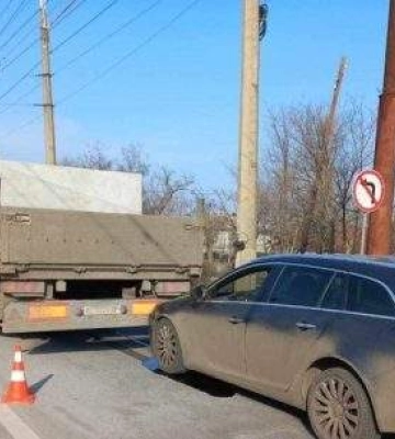 На Херсонському шосе вантажівка протягла легковик