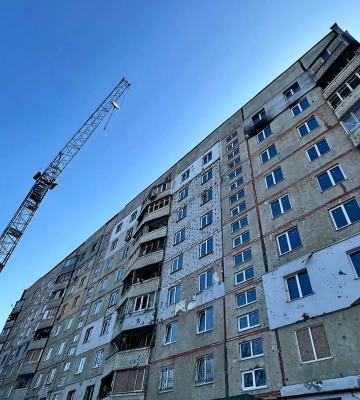 На Північній Салтівці ремонтують багатоповерхівку, розбиту обстрілами 