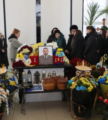 "Він з перших днів заслужив повагу та авторитет". У Франківську попрощалися із Максимом "Єнотом" Ємцем