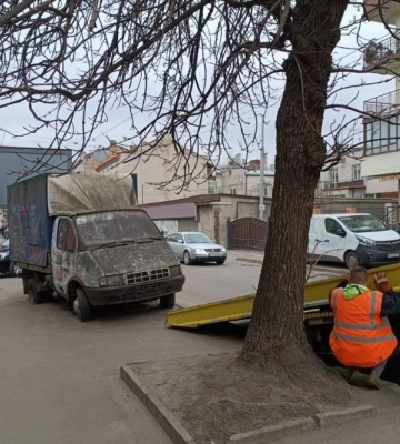 У Львові забрали з вулиці на штрафмайданчик третю покинуту автівку