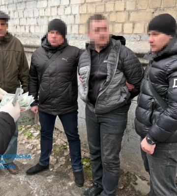 У Дніпрі поліцейський за хабар обіцяв військовозобов’язаному видати його з бази розшуку
