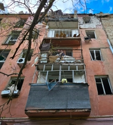 У Херсоні через російські обстріли згорів приватний будинок та загинув працівник газової служби