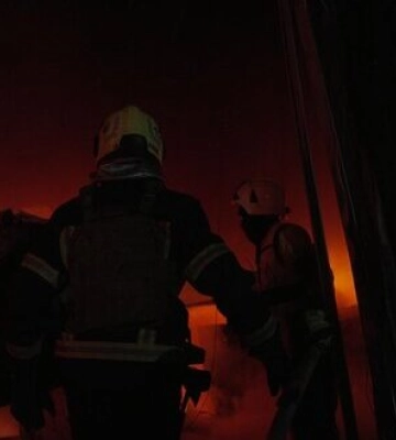 Наслідки ворожого удару балістикою по Києву: є руйнування в офісних будівлях в Оболонському районі, в Голосіївському палає склад.&amp;hellip;