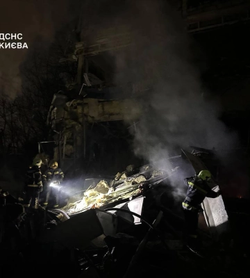 Наслідки ворожого удару балістикою по Києву: є руйнування в офісних будівлях в Оболонському районі, в Голосіївському палає склад. ФОТОрепортаж