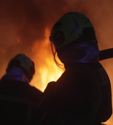 Наслідки ворожого удару балістикою по Києву: є руйнування в офісних будівлях в Оболонському районі, в Голосіївському палає склад. ФОТОрепортаж