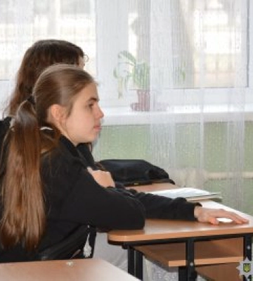 У Миколаєві поліцейські навчали підлітків безпечній поведінці в інтернеті