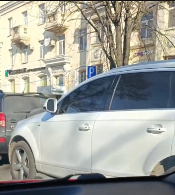 Затор через ДТП: у Дніпрі заблоковано головний проспект