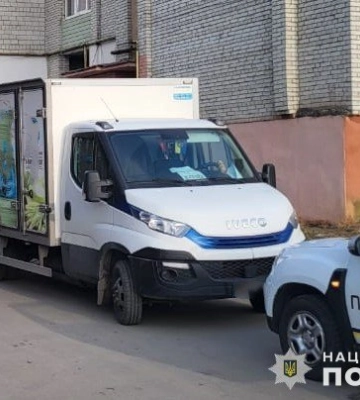 У Бориславі водій «Iveco» здавав назад і бив літнього чоловіка