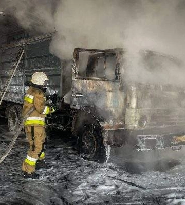 Під час прогріву двигуна спалахнула вантажівка Під час прогріву двигуна спалахнула вантажівка