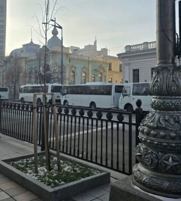 Під будівлю Верховної Ради зігнали автозаки Під будівлю Верховної Ради зігнали автозаки