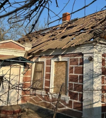 Російські війська атакували один з районів Херсона: зруйновано будинок