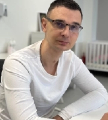 Історія реабілітації: захисник із Миколаєва дивом вижив під завалами і мріє знову тренувати дітей