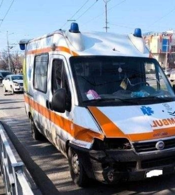В центрі Миколаєва автомобіль швидкої допомоги потрапив в аварію