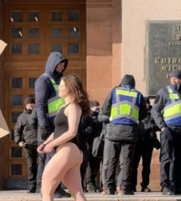 У Києві склали протокол на протестувальницю, яка роздягнулася біля КМДА