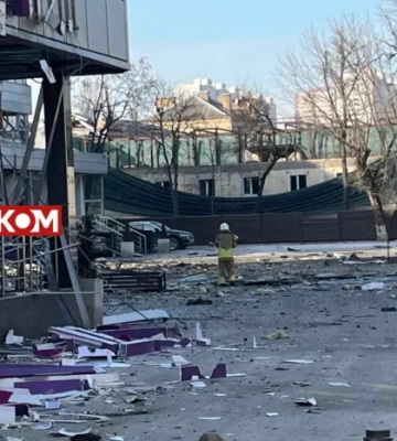 Зруйновані будівлі, пошкоджені авто, великий кратер. Фоторепортаж з місця ракетного удару в Києві