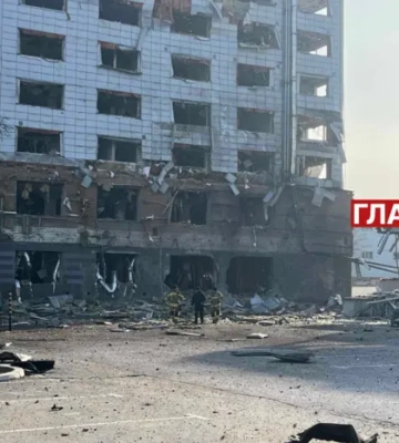 Удар РФ по Оболонському району Києва: рятувальники показали наслідки