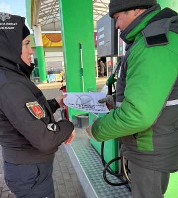 У місті Ізмаїл патрульні наголосили працівникам АЗС на забороні продажу пального неповнолітнім