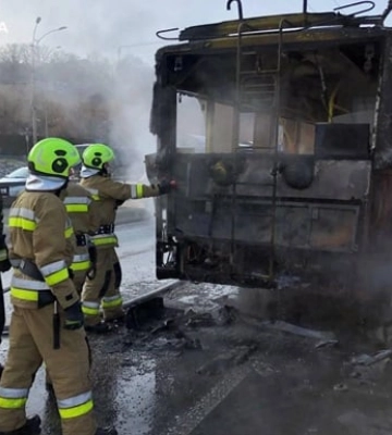 У Києві біля мосту Патона на ходу загорівся тролейбус