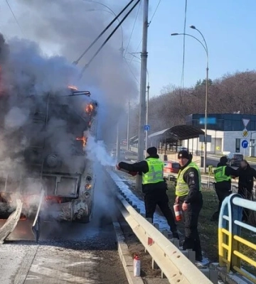 У Києві біля мосту Патона на ходу загорівся тролейбус