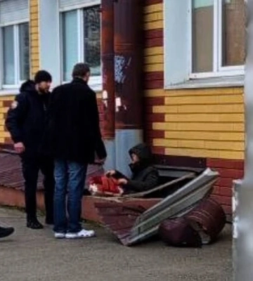 Хотів втекти від проходження ВЛК: у Києві чоловік зірвався з висоти і впав на дах підвалу