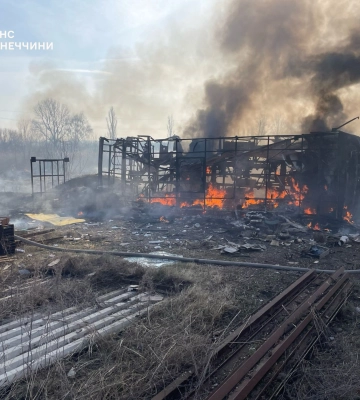 Росіяни атакували Слов’янськ: загорівся автобус, пошкоджено будинки та підприємство