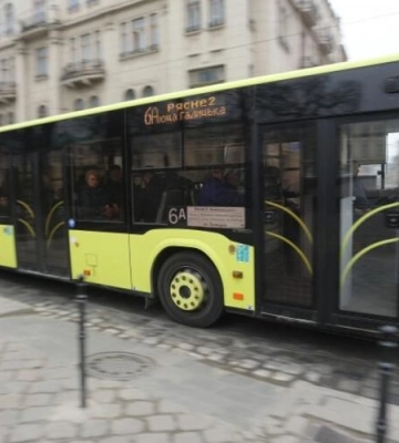 У Львові запрошують на роботу водіїв: обіцяють ринкову зарплату та бронювання