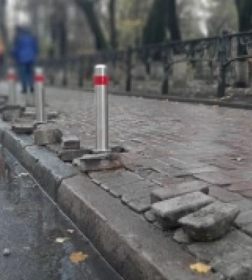 Посадовицю в Одесі підозрюють у недбалості: переплатила понад 600 тисяч на паркувальних стовпчиках