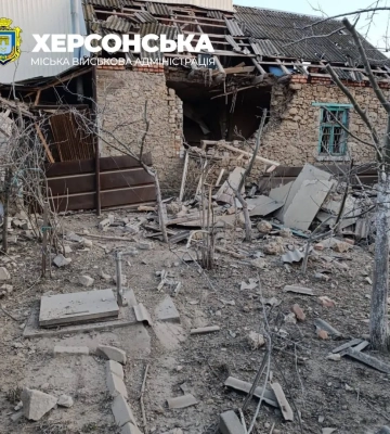 Унаслідок ворожого артилерійського обстрілу у Херсоні загинула жінка