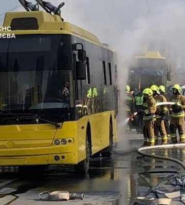 У Києві під час руху з пасажирами загорівся тролейбус, фото