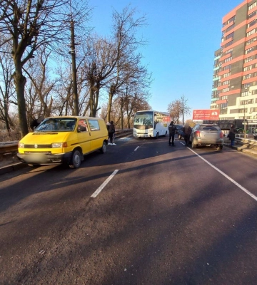 Рух однією з вулиць Рівного перекритий - через ДТП