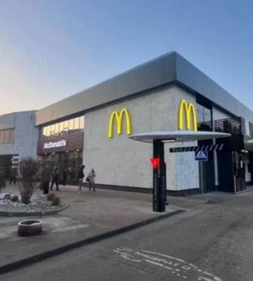 Пережил уже пять обстрелов. McDonald’s возобновил работу ресторана возле метро Лукьяновская, первого открытого в Украине