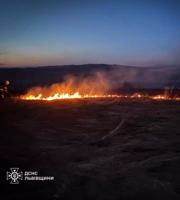 Львівщина в вогні: 35 тисяч квадратних метрів трави згоріло за добу, - ФОТО