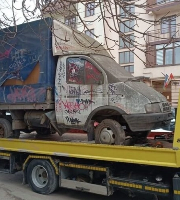 Шість років стояла на тротуарі: у Львові на штрафмайданчик перемістили покинуту автівку