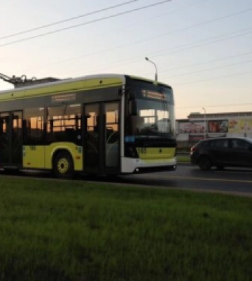 Літня жінка, яка у Львові потрапила під колеса тролейбуса, померла по дорозі до лікарні