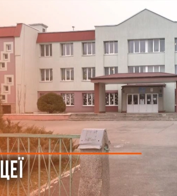 Бунт у ліцеї Рівного: учні відмовляються знімати верхній одяг у приміщенні навчального закладу (ВІДЕО)