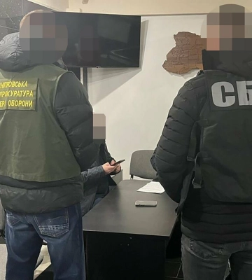 У ТЦК Дніпра підробляли документи та допомагали чоловікам виїжджати за кордон