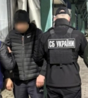 У пункті пропуску «Ужгород» зупинили вантажівку, водій якої намагався вивезти чоловіка за кордон
