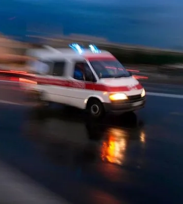 Во Львове женщина попала под троллейбус и умерла по дороге в больницу