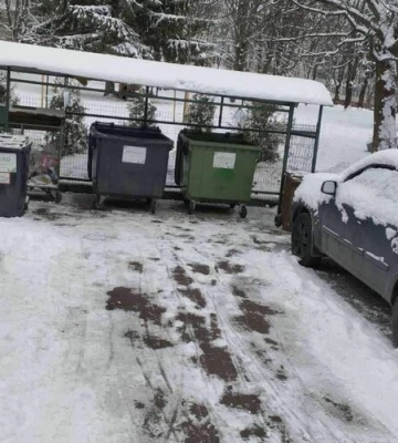 У Львові 20% контейнерних майданчиків для відходів запарковують автівки. Як каратимуть порушників