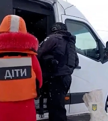Спецпідрозділ поліції «Білий янгол» провів евакуацію родини з Краснопільщини (відео)