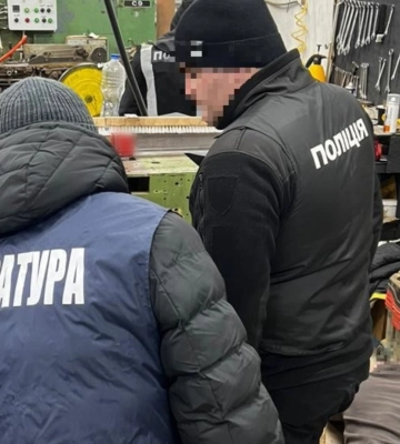 На Хмельниччині викрито підпільний цех, де виготовляли 30 000 пачок цигарок на добу