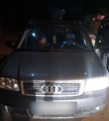 Рецидив і підозрілий пакет: патрульні зупинили Audi вночі на Басівкутській
