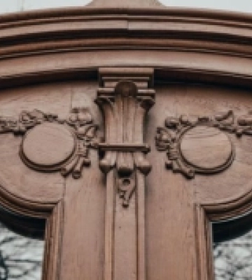 У Львові реставратори відновили дерев’яну квіткову браму у столітній кам’яниці, - ФОТО