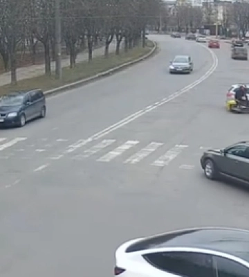 У Луцьку на Відродження легковик збив курʼєра (відео)
